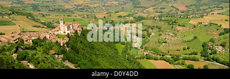 Panorama arial päpstliche Basilica of St. Francis von Assisi, (Basilica Papale di San Francesco) Assisi, Italien Stockfoto