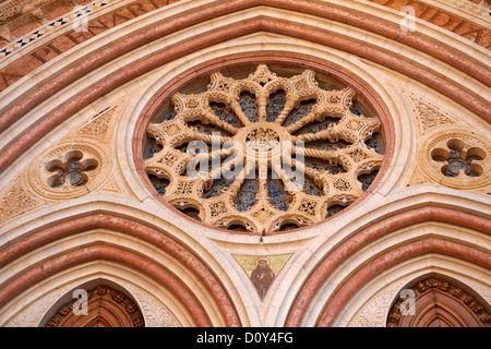 Gotische Türe von der päpstlichen Basilika St. Francis von Assisi, (Basilica Papale di San Francesco) Assisi, Italien Stockfoto