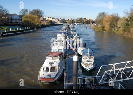 Boote auf der Themse in Teddington, Middlesex, England, von Teddington Bridge gesehen Stockfoto