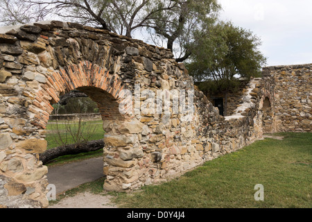 Torbogen in der steinernen Umfassungsmauer Mission De La Espada in San Antonio, Texas, USA. Stockfoto