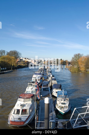 Boote auf der Themse in Teddington, Middlesex, England, von Teddington Bridge gesehen Stockfoto