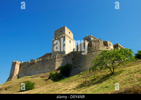 Die mittelalterlichen Zinnen der Burg Rocca Maggiore auf dem Hügel über Assisi, Italien Stockfoto