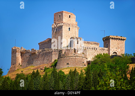 Die mittelalterlichen Zinnen der Burg Rocca Maggiore auf dem Hügel über Assisi, Italien Stockfoto