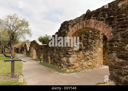 Umfassungsmauer Mission De La Espada in San Antonio, Texas, USA. Ziegelsteine bilden den Bogen über das Gateway werden Ladrillos genannt. Stockfoto