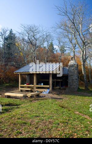 NORTH CAROLINA - doppelte Federn Gap Shelter entlang der Appalachian Trail südlich von Clingmans Dome in Great Smoky Mountains. Stockfoto