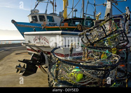 OR00244-00... OREGON - Krabbe Töpfe im Boot Start Bereich am Port Orford Hafen, Port Orford. Stockfoto