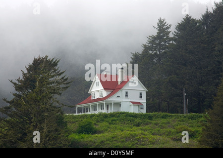 OR00249-00... OREGON - Lighthouse Keepers Haus am Heceta Head Light, Devils Elbow. Stockfoto