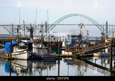 OR00253-00... OREGON - Hafen und Brücke in der Stadt Newport. Stockfoto