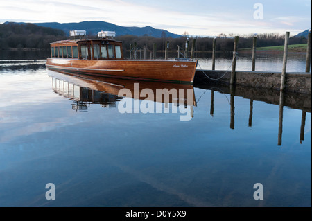 Ein Keswick Launch Annie Mellor an der Anlegestelle am Derwent Wasser Keswick Seenplatte Cumbria UK Stockfoto