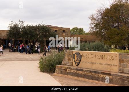 Mission San Jose' Visitor Center mit Zeichen der National Park Service im Vordergrund. Stockfoto