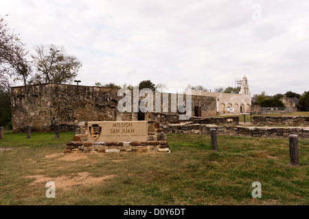 Mission San Juan Capistrano, vom Parkplatz aus gesehen. Stockfoto