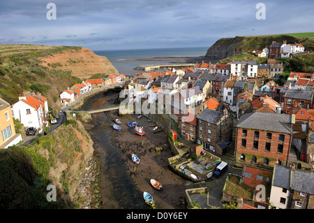 Blick auf die Küste Dorf Staithes und seinem Hafen, North Yorkshire, England. Stockfoto