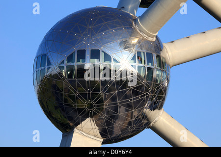 Eine der Kugeln des Atomiums in Brüssel, Belgien Stockfoto