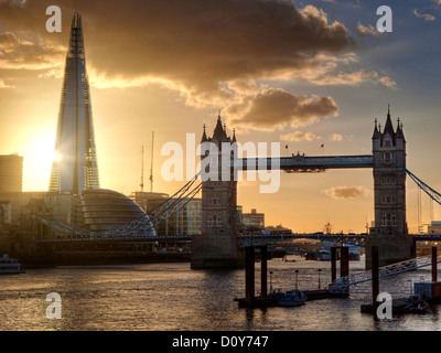 Die Tower Bridge und die Scherbe in London Stockfoto