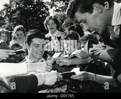 JESS CONRAD UK-Pop-Sängerin und Schauspieler mit Fans über 1961 Stockfoto