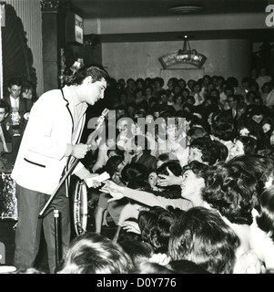 JESS CONRAD UK-Pop-Sängerin und Schauspieler mit Fans über 1961 Stockfoto