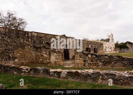 Steinmauern und Stiftungen an Mission San Juan Capistrano mit der Kirche im Hintergrund. Stockfoto