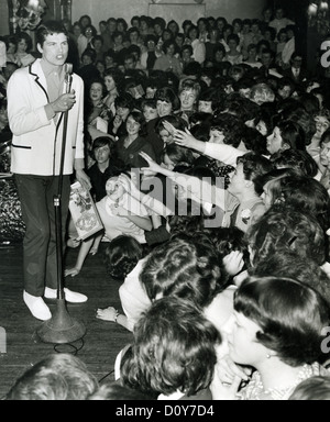 JESS CONRAD UK-Pop-Sängerin und Schauspieler mit Fans über 1961 Stockfoto