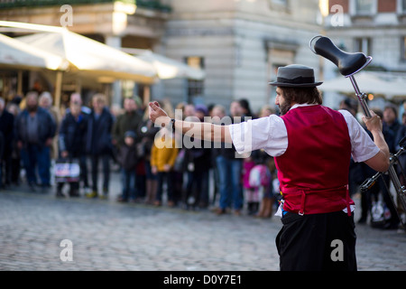 London, 12.02.2012, Künstler auf der Straße in Covent Garden Square vor einer Masse von Menschen durchführen. London Stockfoto