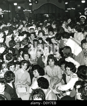 JESS CONRAD UK-Pop-Sängerin und Schauspieler mit umgeben von Fans ca. 1961 Stockfoto