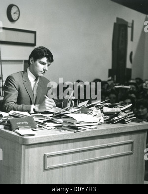 JESS CONRAD UK-Pop-Sängerin und Schauspieler Autogramme für die Fans ca. 1961 Stockfoto