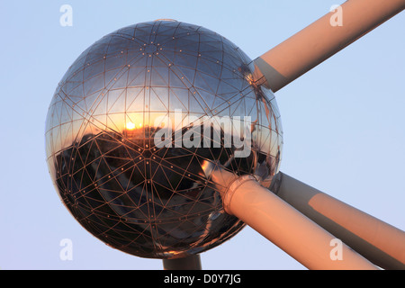 Nahaufnahme einer Kugel des Atomiums in Brüssel, Belgien Stockfoto