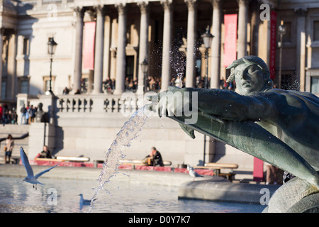 London, 12.02.2012, hautnah auf einem Brunnen am Trafalgar Square in London, Stockfoto