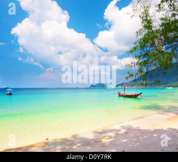 Longtail-Boot und schöner Strand. Koh Tao Stockfoto