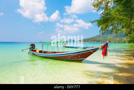 Longtail-Boot und schöner Strand. Koh Tao Stockfoto