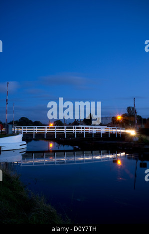 Purton Drehbrücke in der Nacht auf den Gloucester und Schärfe-Kanal, Gloucestershire, England, UK Stockfoto