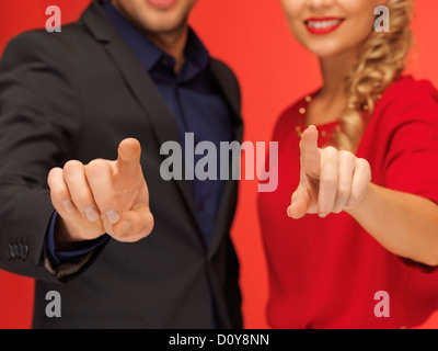 Mann und Frau, die virtuelle Taste Stockfoto