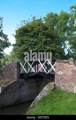 Split-Brücke in der Stratford-upon-Avon-Kanal in der Nähe von Lapworth, Warwickshire, England, UK Stockfoto