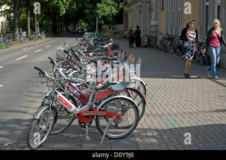 "Call a Bike" Fahrradverleih vor einem Bahnhof Köln. Stockfoto