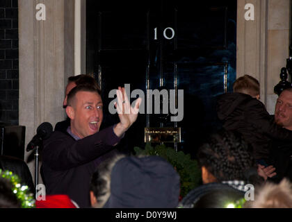 3. Dezember 2012, London; X-Factor Finalisten Chris Maloney Exhuberantly winkt der Menschenmenge vor 10 Downing Street Stockfoto