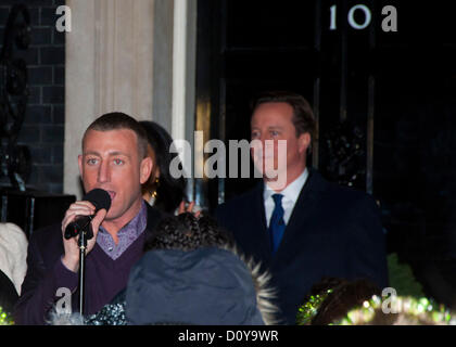 3. Dezember 2012, London; X-Factor Finalisten Chris Maloney (vorne) schreit wie Premierminister David Cameron in 10 Downing Street blickt auf Stockfoto