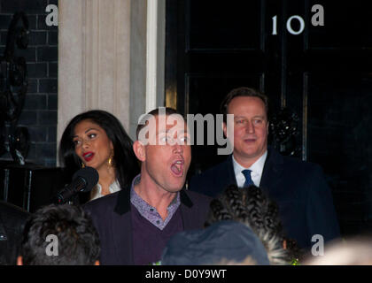 3. Dezember 2012, London; X-Factor Finalisten Chris Maloney (vorne) schreit wie Nicole Scherzinger (L) und Premierminister David Cameron in 10 Downing Street blicken, auf Stockfoto