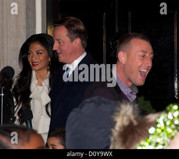 3. Dezember 2012, London; X-Factor Finalisten Chris Maloney (vorne) spricht mit Schulkindern wie Nicole Scherzinger (L) und Premierminister David Cameron auf 10 Downing Street zu suchen. Stockfoto