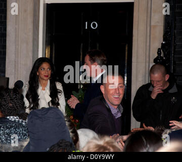 3. Dezember 2012, London; X-Factor Finalisten Chris Maloney (vorne) schüttelt Schule Kinderhände wie Nicole Scherzinger (L) und Premierminister David Cameron (Mitte) Chat in 10 Downing Street Stockfoto