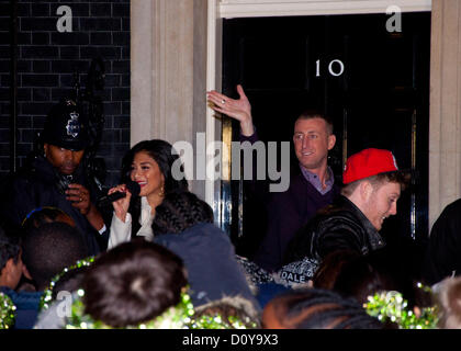 3. Dezember 2012, London; X-Factor Finalisten Chris Maloney (hinten) Wellen als Nicole Scherzinger (L) Adresse die Masse in 10 Downing Street. Stockfoto