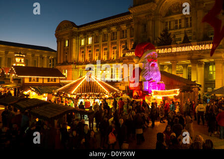 Die deutsche Frankfurter Weihnachtsmarkt in Birmingham City Centre, West Midlands, UK.  Der Markt wird in Rechnung gestellt, als die größte Art in Europa. Stockfoto