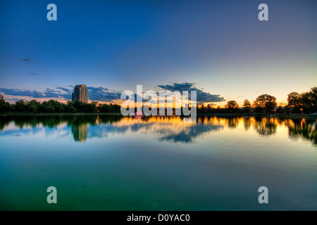 Dämmerung kurz nach Sonnenuntergang auf See im Stadtpark, Denver, Colorado. Stockfoto