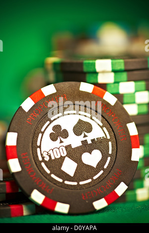 Glücksspiel-Chips auf grünem Tuch Stockfoto