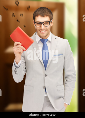 glücklicher Mann mit Buch Stockfoto