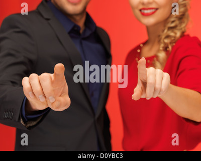 Mann und Frau, die virtuelle Taste Stockfoto