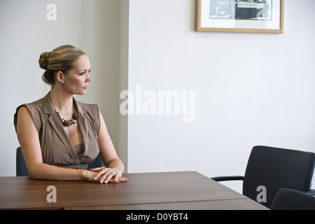 Geschäftsfrau, sitzen an einem großen Schreibtisch. Stockfoto