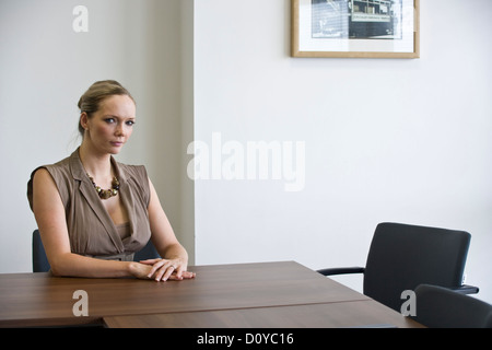 Geschäftsfrau, sitzen an einem großen Schreibtisch. Stockfoto