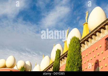 Große dekorative Ei Formen wechseln sich ab mit goldenen Statuen auf Sockeln auf das Salvador Dali Museum in Figueres, Spanien. Stockfoto