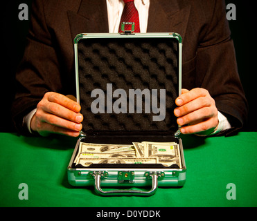 Mannes Hand hält er einen Koffer mit Dollar Stockfoto