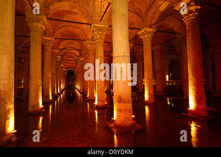 Wasser mit Fisch und Marmorsäulen in der unterirdischen Basilika Zisterne von Istanbul Türkei Stockfoto