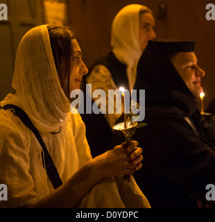 Nicht identifizierte Pilger in das Grab Mariens in Gethsemane betet während des Festes Mariä Himmelfahrt der Jungfrau Maria Stockfoto